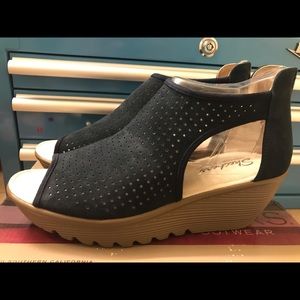 Sketchers NEW IN BOX Beehive Memory Foam Sandals